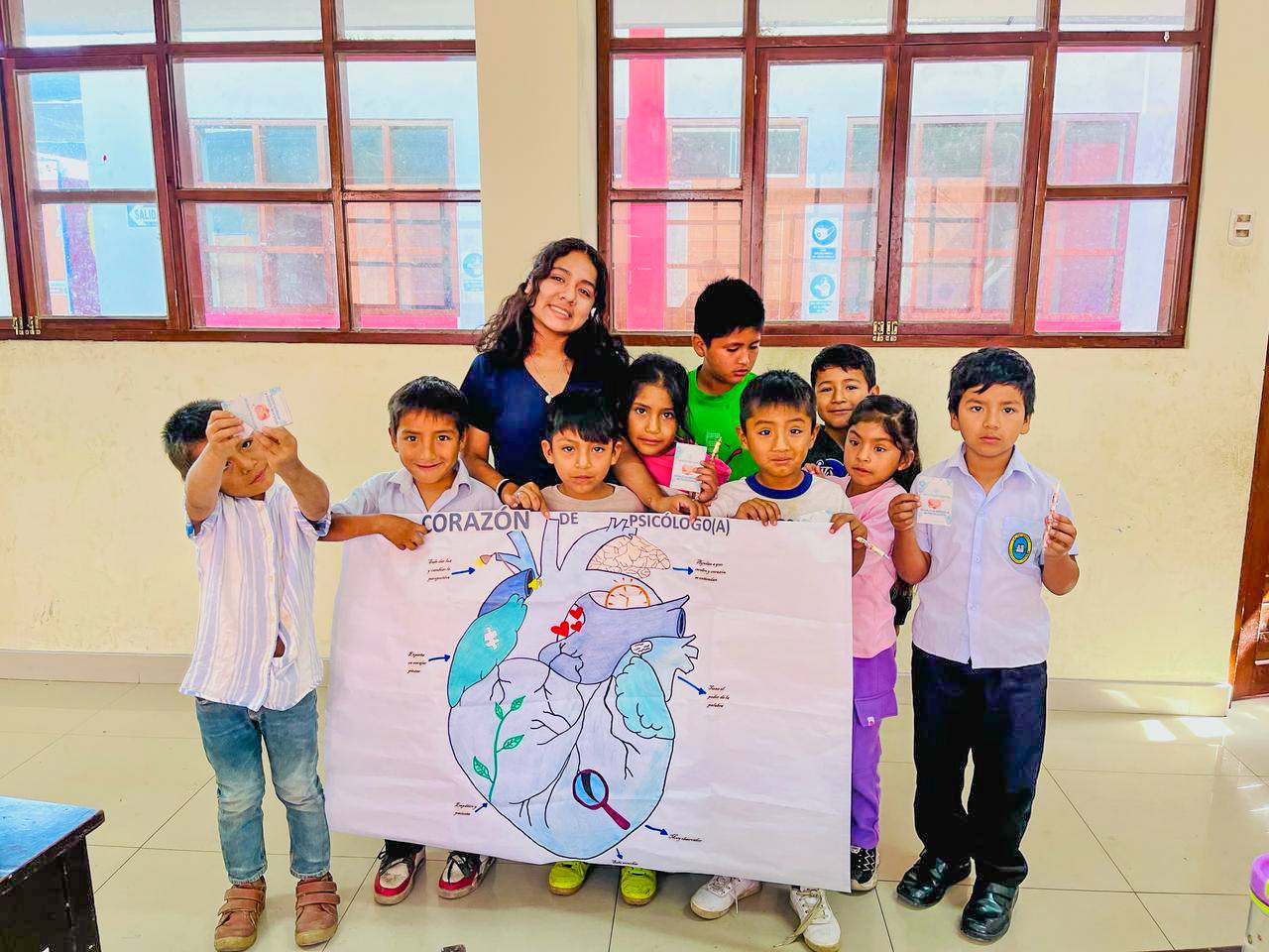 NIÑOS JUNTO AL PERSONAL DE PSICOLOGÍA