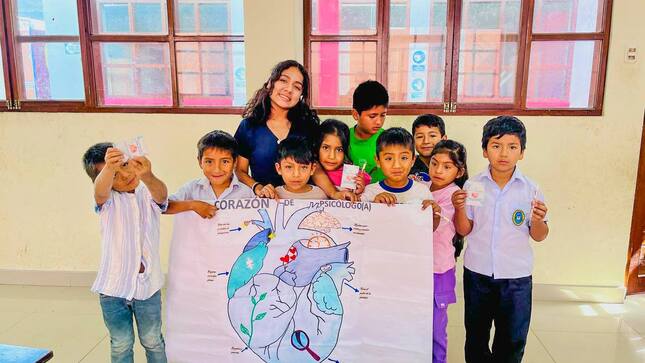 NIÑOS JUNTO AL PERSONAL DE PSICOLOGÍA