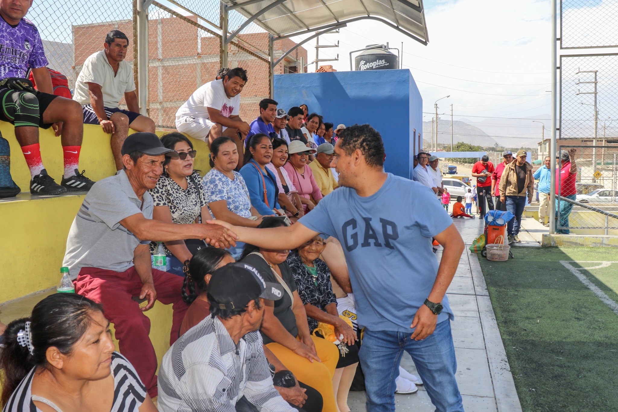 alcalde saludando a los trabajadores