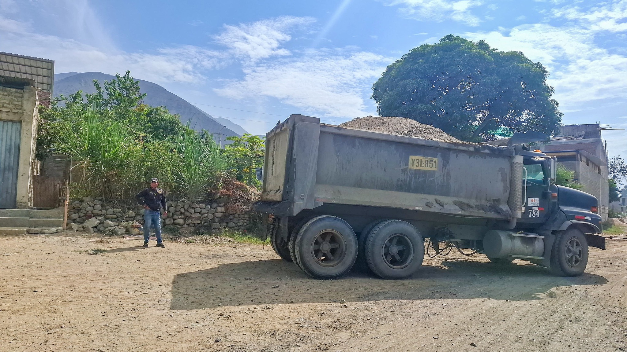 camión recoge desmonte