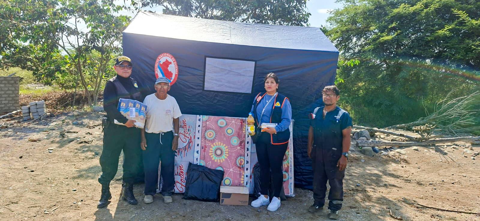 personal de Defensa Civil con el beneficiario