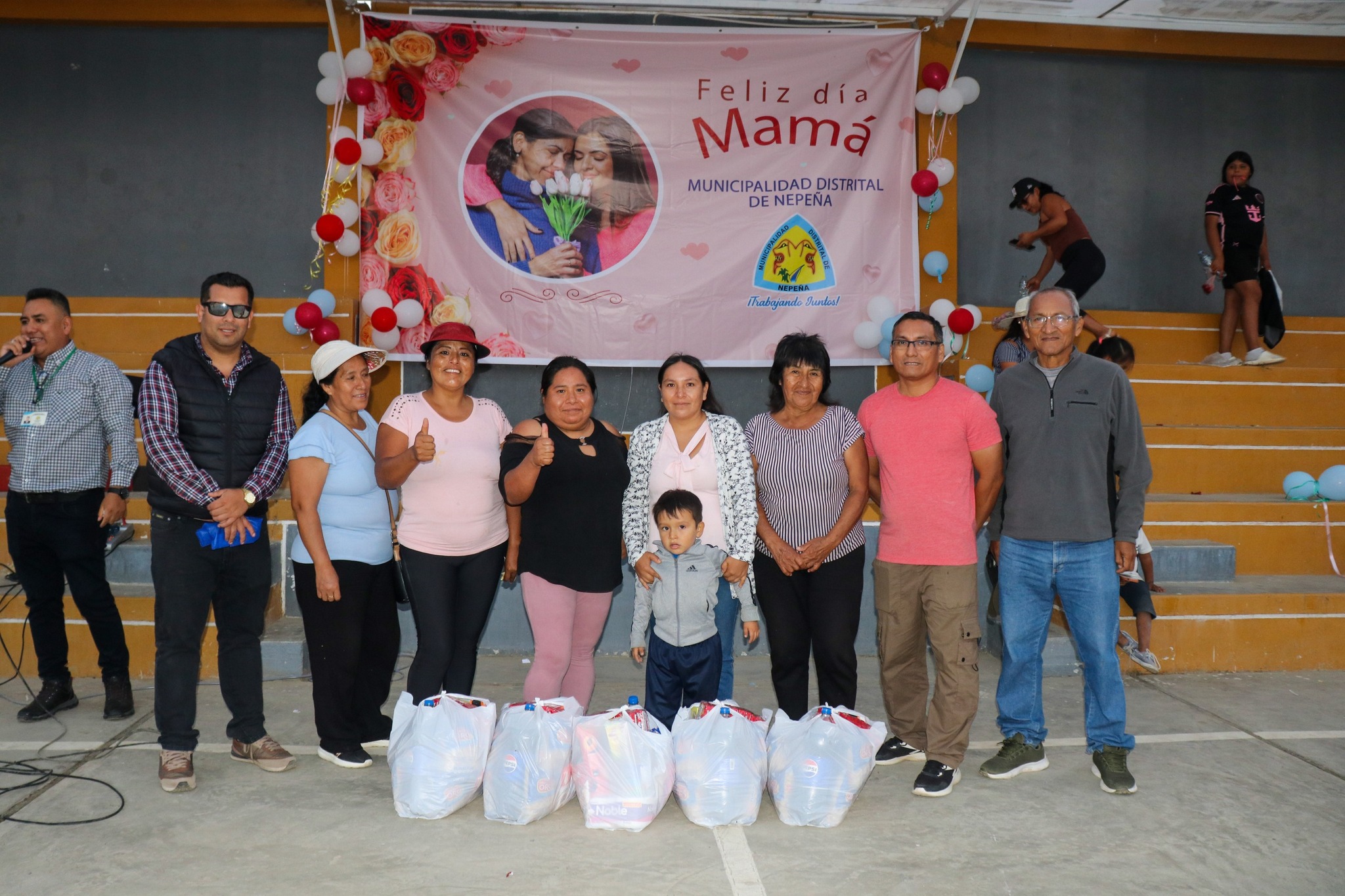 madres junto a los regidores