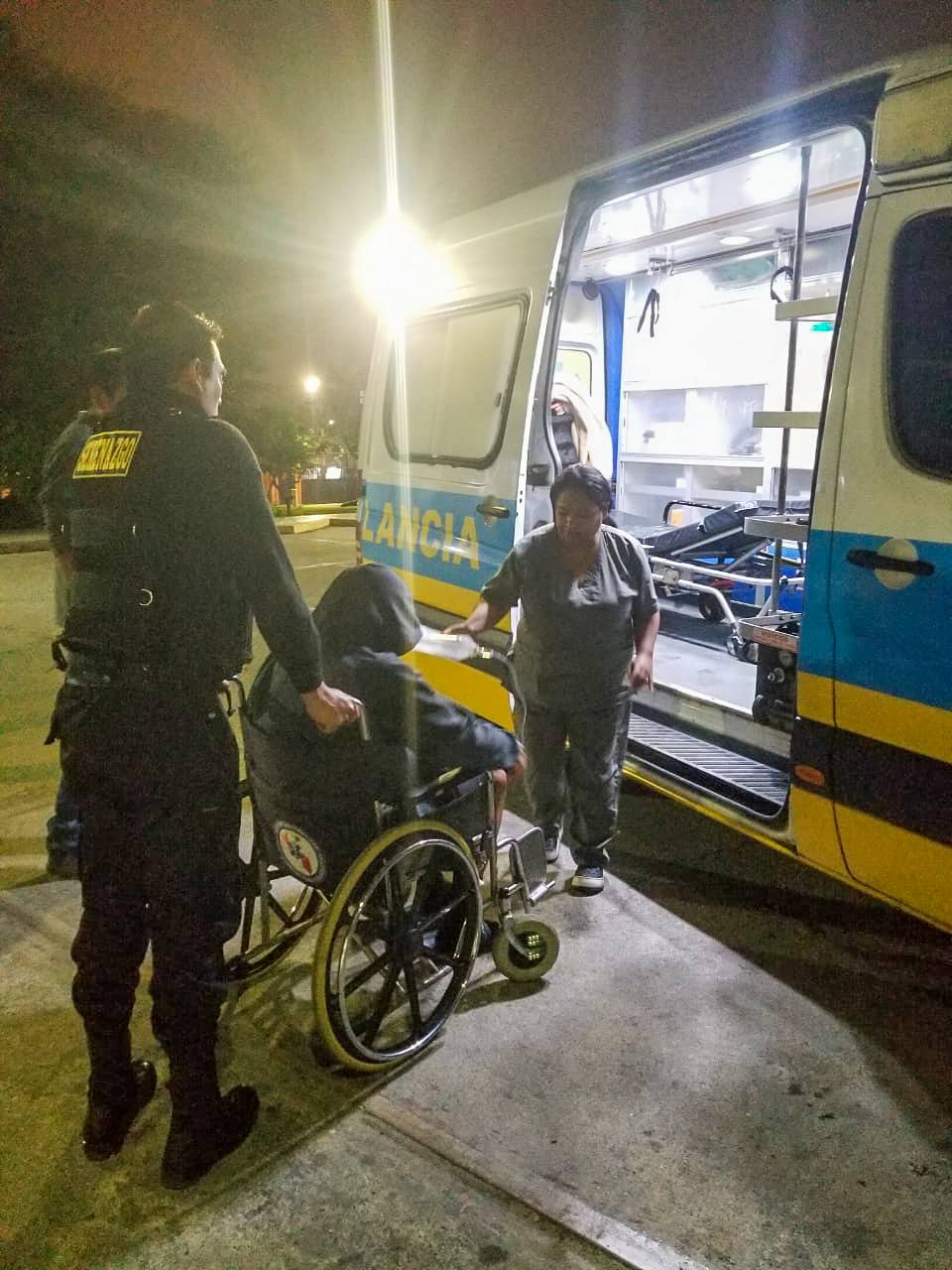personal acompañando al paciente