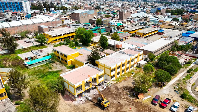 Arequipa.- La Contraloría General de la República alertó al Gobierno Regional de Arequipa (GRA) el sobrecosto injustificado en la obra de mejoramiento de la institución educativa Arequipa, que se ejecuta bajo la modalidad de Obras por Impuestos, pues el expediente técnico del proyecto considera bonificaciones que no corresponden para trabajadores de construcción civil y duplicidad en adquisición de agua potable.
