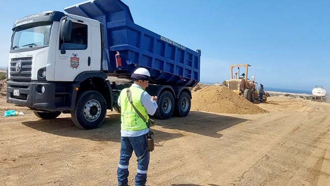 Municipalidad provincial realiza trabajos de nivelación en carretera Paita- La Tortuga