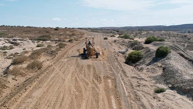 Municipalidad provincial realiza trabajos de nivelación en carretera Paita- La Tortuga