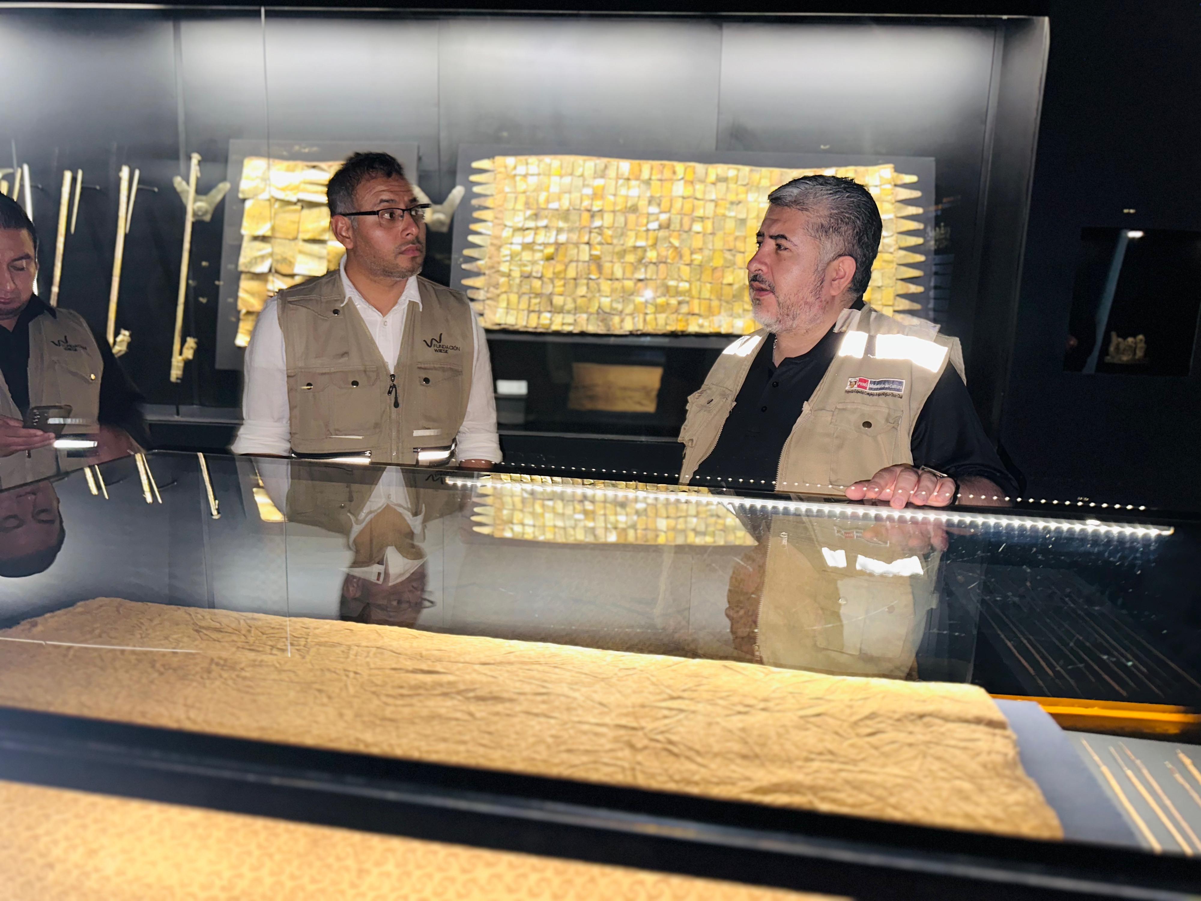 Fabricio Valencia verificó el buen estado de conservación de las piezas, especialmente de la exposición de la Dama de Cao que se muestra a los visitantes.