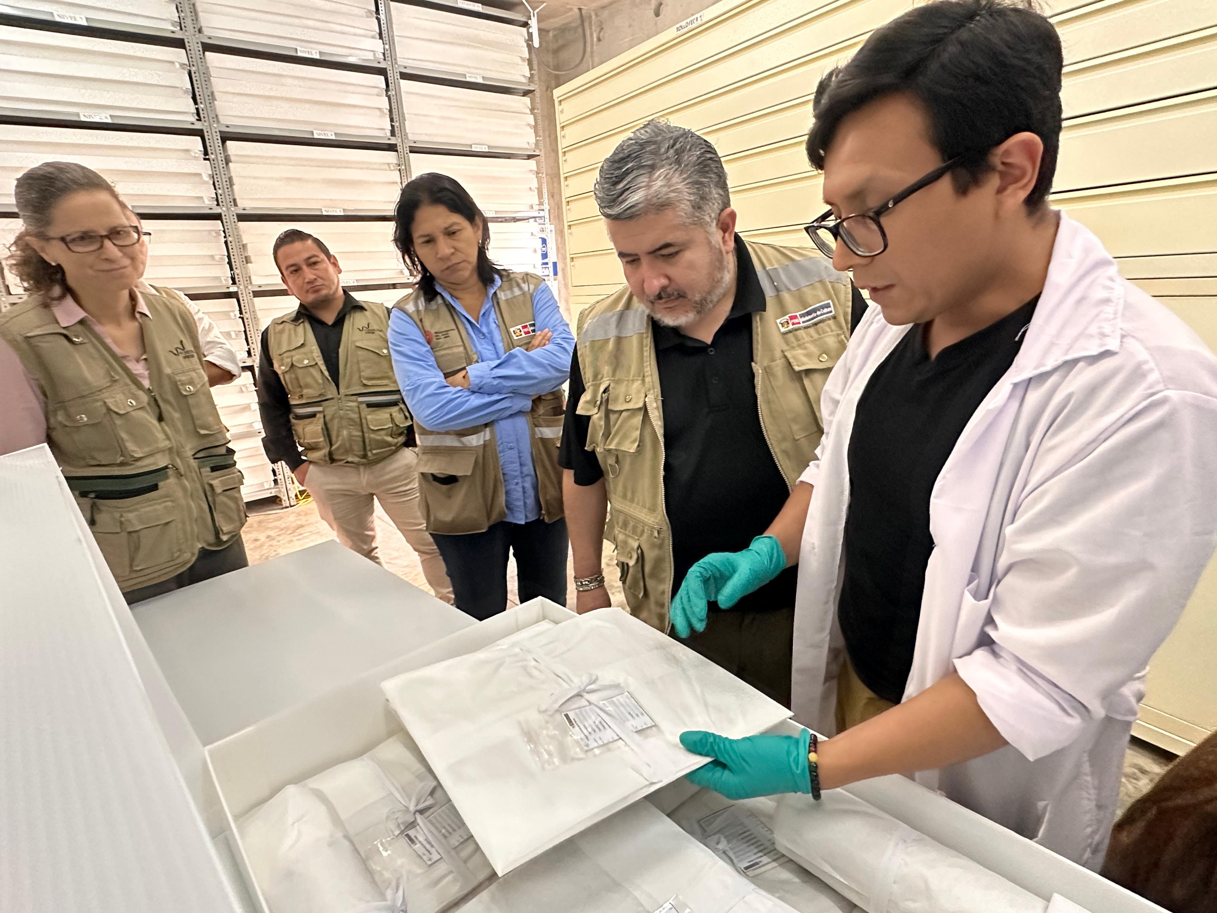 Fabricio Valencia verificó el buen estado de conservación de las piezas, especialmente de la exposición de la Dama de Cao que se muestra a los visitantes.