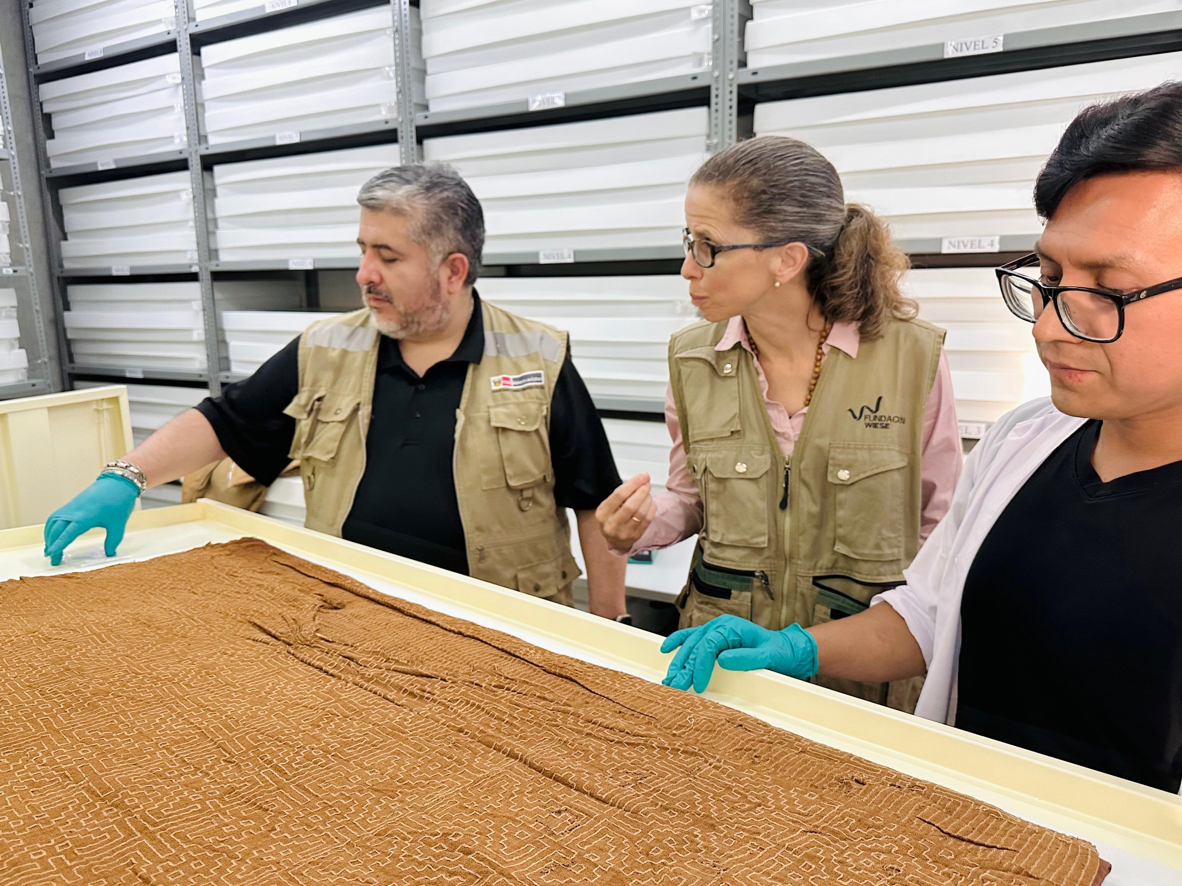 Fabricio Valencia verificó el buen estado de conservación de las piezas, especialmente de la exposición de la Dama de Cao que se muestra a los visitantes.