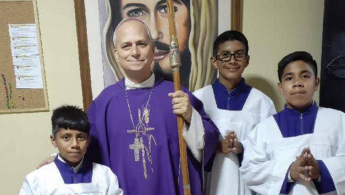 David Santos, con lentes, junto al Papa, en una misa donde fue acólito