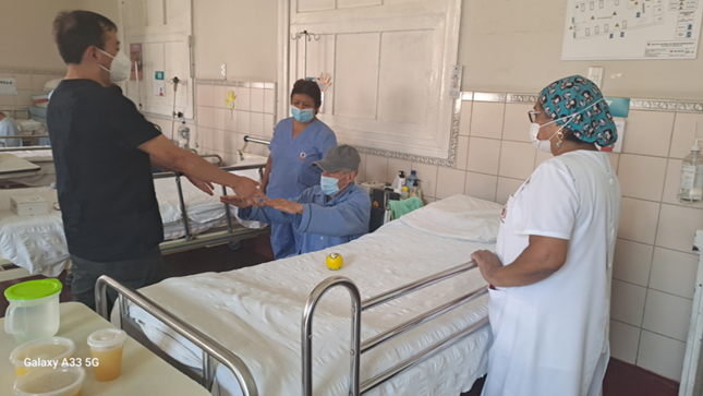 paciente realizando pruebas luego de su operación de estimulación temprana