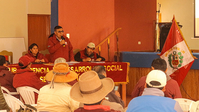 El director ejecutivo del Plan MERISS, en representación del Gobernador Regional del Cusco, participó junto a su equipo técnico en una mesa técnica desarrollada en el distrito de Layo, provincia de Canas, con el objetivo de informar sobre el estado situacional del proyecto de riego Hanocca Taypitunga y coordinar acciones para su pronta reactivación.
 
Durante la reunión, se presentó la programación para el reinicio de los trabajos físicos del proyecto, lo cual marca un paso importante en la continuidad de esta obra prioritaria para el sector agrario de la zona. Las autoridades locales, lideradas por el alcalde distrital Alfredo Bustamante, y los representantes de las comunidades beneficiarias, ratificaron su compromiso de entregar la documentación necesaria para el saneamiento físico-legal de los terrenos, requisito clave para el avance de los trabajos.
 
En la cita, también se reafirmó el compromiso del Gobernador Regional del Cusco de culminar este importante proyecto durante su gestión. En ese marco, se destacó la reciente culminación de la presa Huanutuyo y se anunció que la construcción de la presa Suytuccocha se proyecta finalizar este mismo año. Estas infraestructuras permitirán mejorar significativamente el acceso al riego, beneficiando directamente a los productores agrícolas del distrito de Layo y fortaleciendo el desarrollo económico de la provincia de Canas.
 
El Plan MERISS continúa trabajando de manera articulada con las autoridades y población local para asegurar la sostenibilidad de los proyectos de infraestructura hidráulica en la región. 