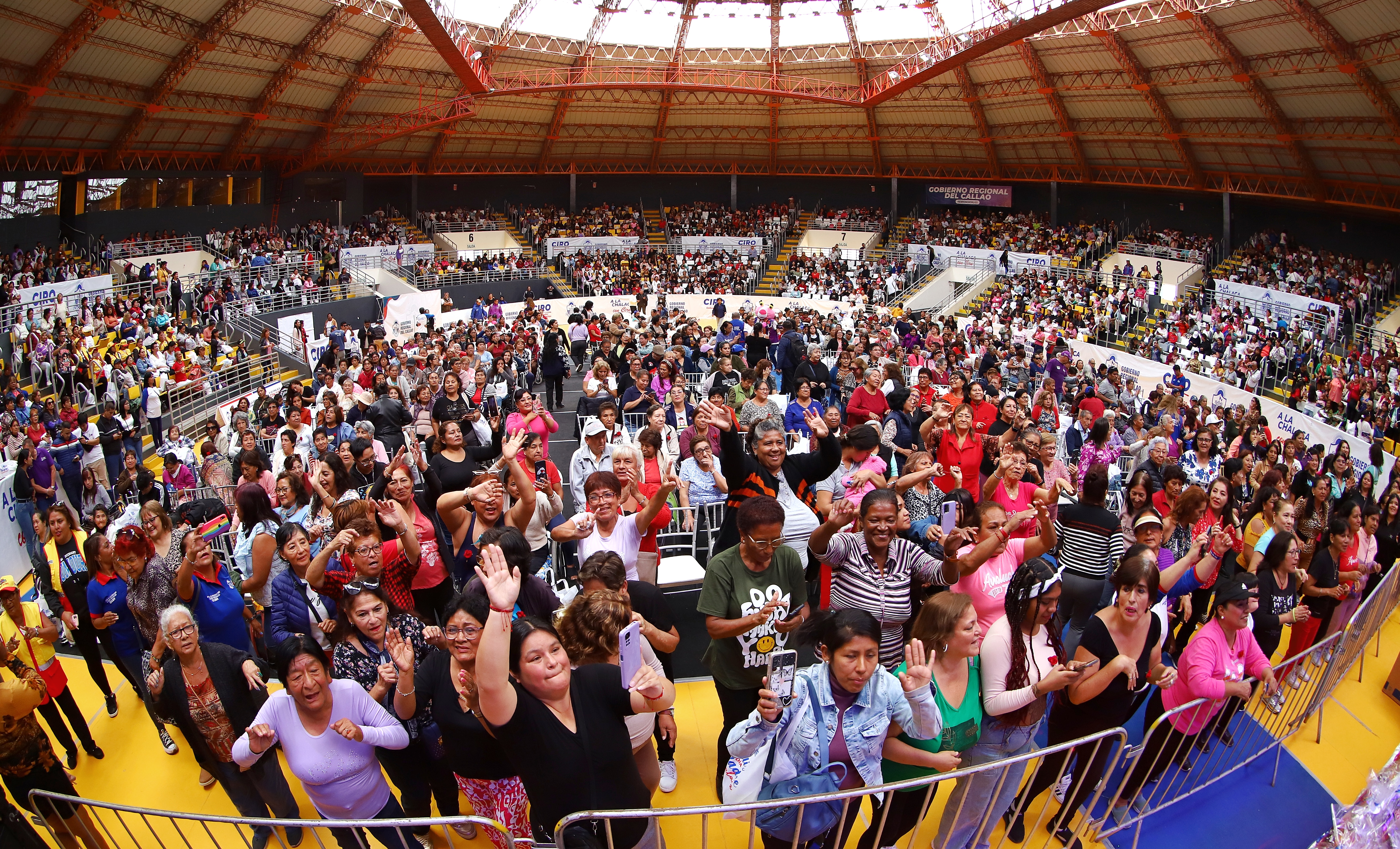 Más de 2,000 mamitas chalacas colmaron el coliseo Grau en sentido homenaje por el Día de la Madre