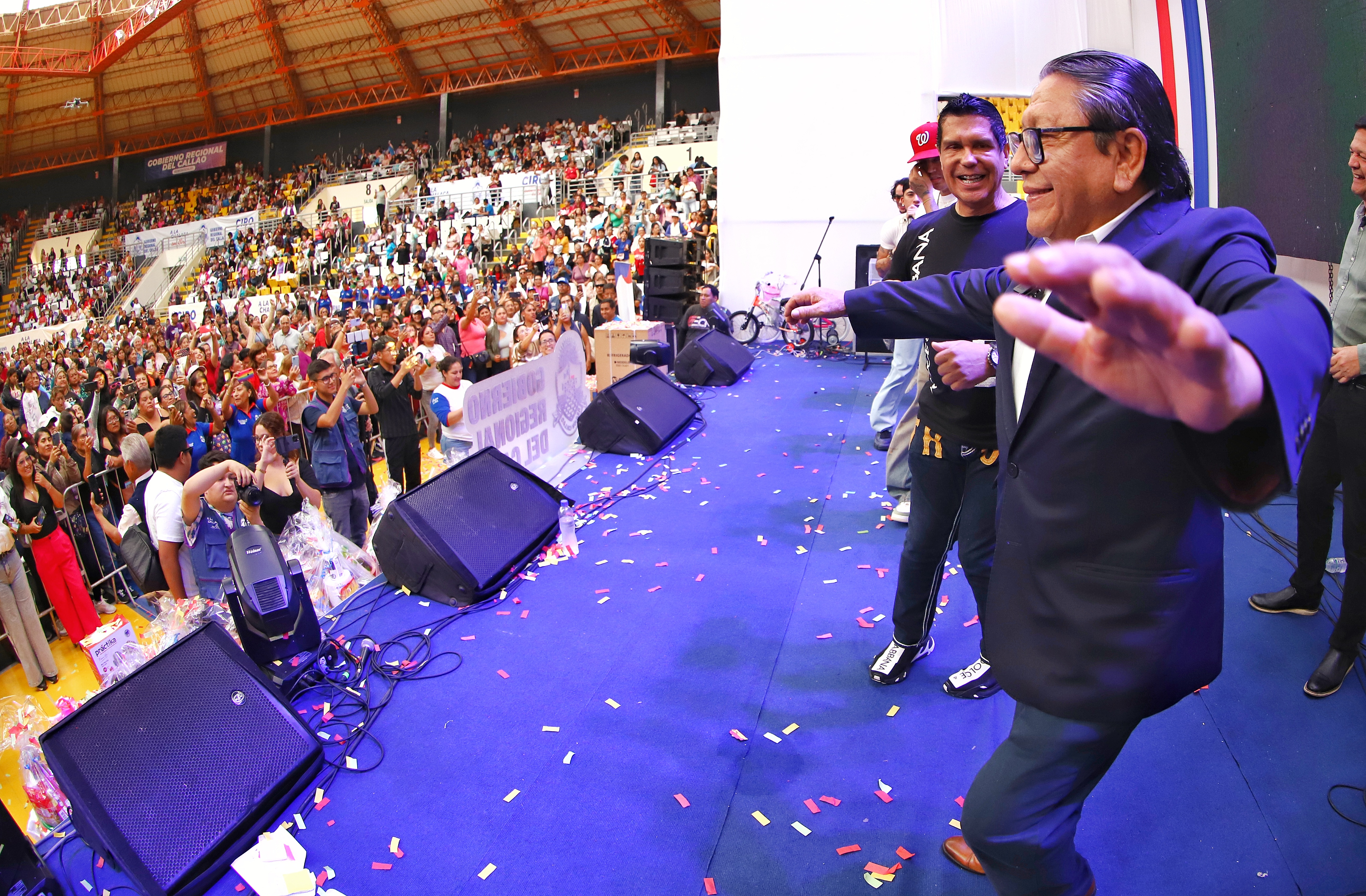 Más de 2,000 mamitas chalacas colmaron el coliseo Grau en sentido homenaje por el Día de la Madre