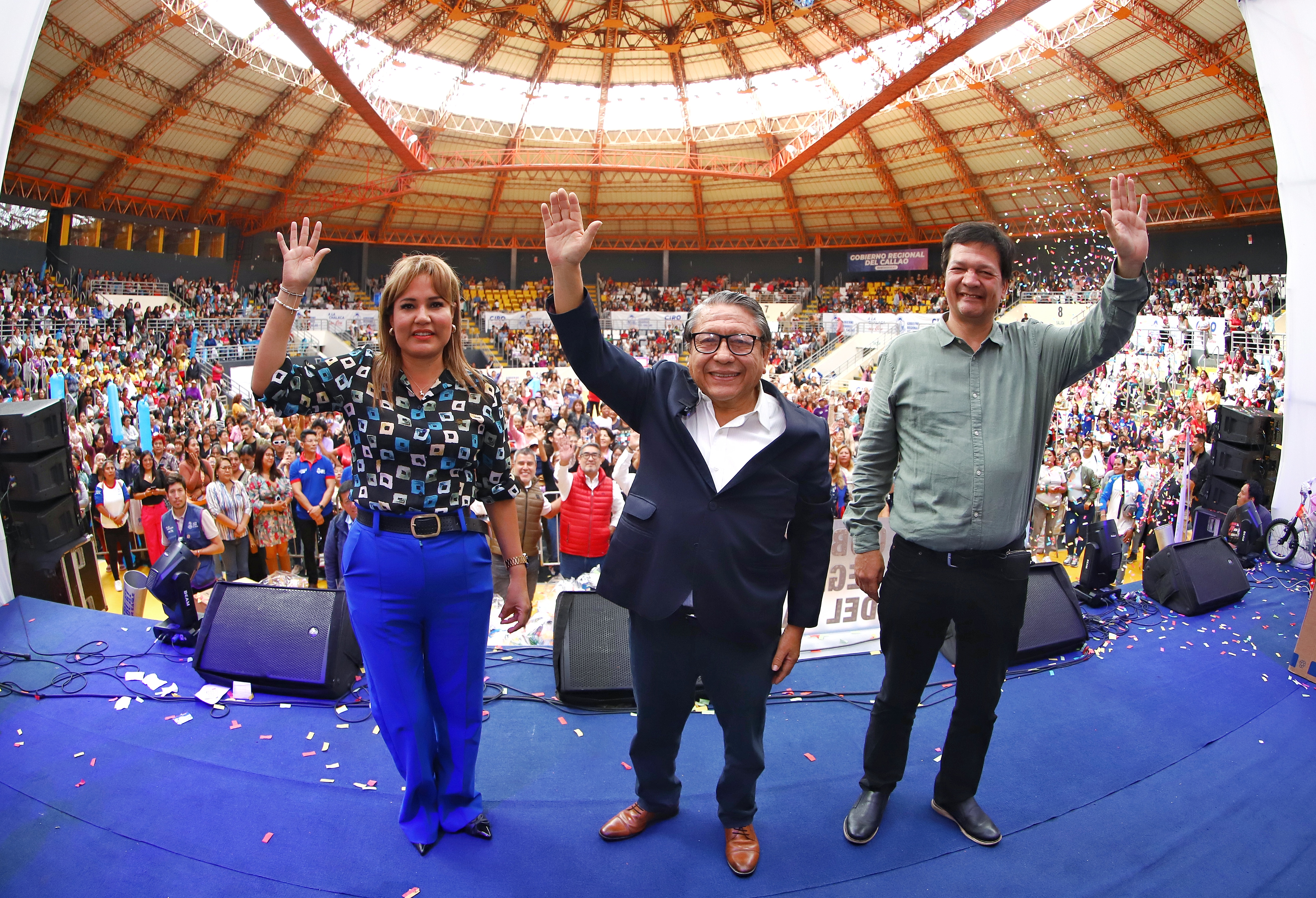 Más de 2,000 mamitas chalacas colmaron el coliseo Grau en sentido homenaje por el Día de la Madre
