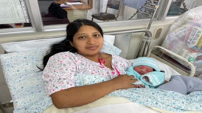 Archivo jpg muestra a la señora Linda López con su pequeño Mateo