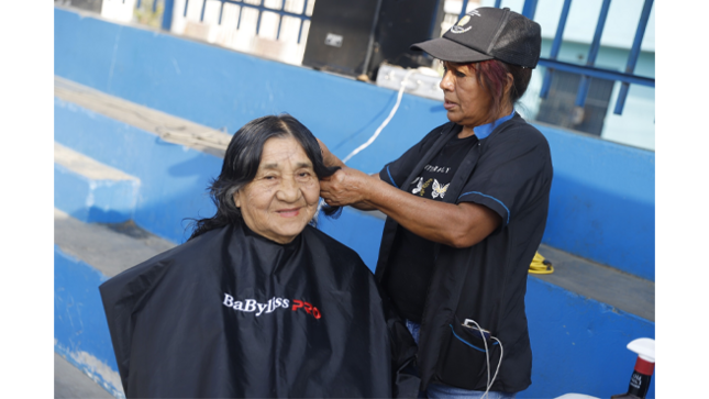 Durante la tarde, los asistentes disfrutaron de la feria “Muni en tu Barrio”, una jornada llena de actividades gratuitas organizadas para el disfrute de la comunidad. Entre los servicios estuvieron los cortes de cabello y sesiones de manicure, que ofrecieron momentos de cuidado personal y bienestar a los adultos mayores y sus familias.
La celebración continuó por la noche con un animado programa que incluyó presentaciones artísticas, risas, música, baile y un espacio para compartir entre vecinos. Además, se realizaron entregas de regalos, lo que llenó de alegría a todos los presentes.