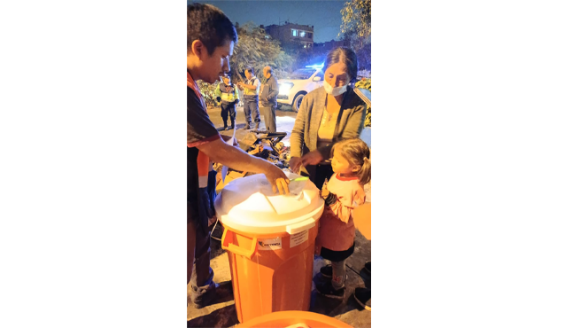 El personal de Gestión del Riesgo de Desastres (GRD) de la Municipalidad de El Agustino, realizó la Evaluación de Daños y Análisis de Necesidades (EDAN) e hizo entrega inmediata de Bienes de Ayuda Humanitaria, que incluyeron camas, colchones, frazadas, sábanas, kits de aseo personal y enseres de cocina.
Actualmente, se viene evaluando la infraestructura afectada para continuar con el seguimiento y brindar el apoyo necesario a los damnificados.
Reafirmamos nuestro compromiso con el bienestar y la seguridad de los vecinos en situaciones de emergencia.