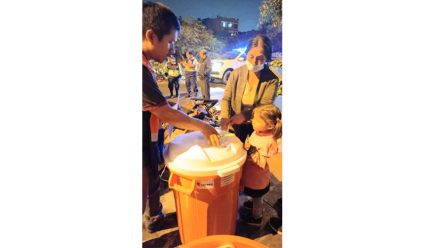 El personal de Gestión del Riesgo de Desastres (GRD) de la Municipalidad de El Agustino, realizó la Evaluación de Daños y Análisis de Necesidades (EDAN) e hizo entrega inmediata de Bienes de Ayuda Humanitaria, que incluyeron camas, colchones, frazadas, sábanas, kits de aseo personal y enseres de cocina.
Actualmente, se viene evaluando la infraestructura afectada para continuar con el seguimiento y brindar el apoyo necesario a los damnificados.
Reafirmamos nuestro compromiso con el bienestar y la seguridad de los vecinos en situaciones de emergencia.