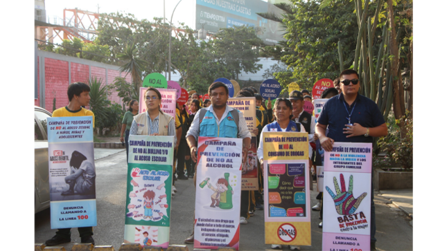 Los alumnos de los grados de 4to y 5to de secundaria participaron en esta marcha de sensibilización con el objetivo de generar conciencia sobre la necesidad de erradicar todo tipo de violencia, promoviendo valores como la paz, el respeto y la sana convivencia.
La actividad contó con la participación de la subprefecta del distrito, así como con la presencia de miembros del serenazgo, quienes se encargaron de velar por el orden y la seguridad en todo momento.
Este tipo de pasacalles continuarán realizándose en diferentes instituciones educativas del distrito, reafirmando el compromiso de las autoridades locales con la construcción de una sociedad más justa, segura y libre de violencia.