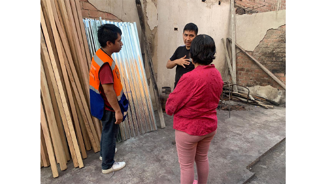El personal de la Gerencia de Gestión del Riesgo de Desastres (GRD) de la Municipalidad de El Agustino, tras hacerse presente el día del incidente para entregar kits de primera necesidad y realizar la evaluación técnica correspondiente de la infraestructura afectada, continúa brindando apoyo solidario.
En esta oportunidad, se hizo entrega de 54 calaminas y 45 listones, materiales que contribuirán a la reconstrucción de su vivienda y a mejorar sus condiciones de seguridad y habitabilidad.
La Municipalidad reafirma su compromiso con las familias del distrito en situaciones de emergencia.