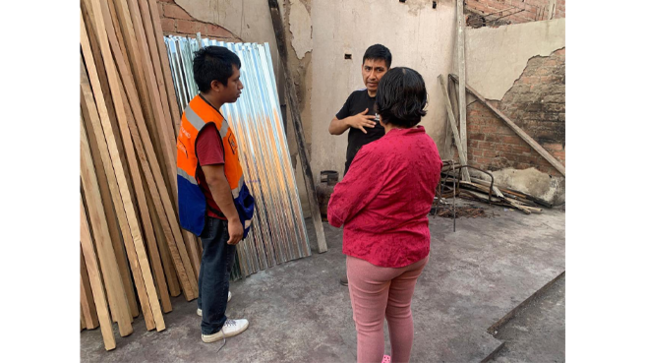 El personal de la Gerencia de Gestión del Riesgo de Desastres (GRD) de la Municipalidad de El Agustino, tras hacerse presente el día del incidente para entregar kits de primera necesidad y realizar la evaluación técnica correspondiente de la infraestructura afectada, continúa brindando apoyo solidario.
En esta oportunidad, se hizo entrega de 54 calaminas y 45 listones, materiales que contribuirán a la reconstrucción de su vivienda y a mejorar sus condiciones de seguridad y habitabilidad.
La Municipalidad reafirma su compromiso con las familias del distrito en situaciones de emergencia.