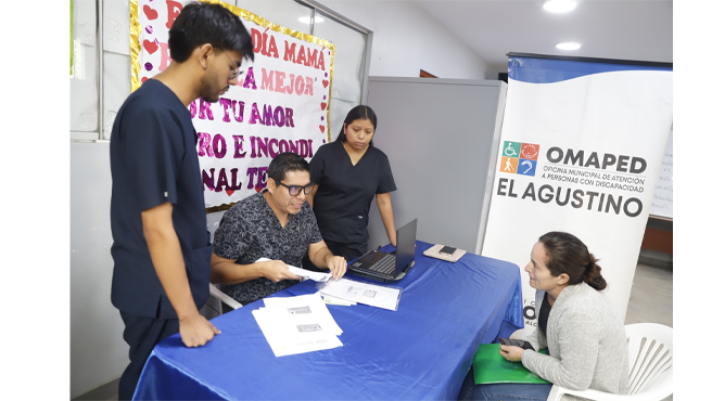 La actividad se desarrolló en coordinación con el Ministerio de Salud y contó con la participación de un médico certificador del Centro de Salud Primavera, quien evaluó a las personas asistentes con el objetivo de que puedan obtener su certificado de discapacidad, requisito indispensable para gestionar posteriormente el carnet del CONADIS.
Asimismo, durante la jornada, se contó con la presencia de un representante del Ministerio de Desarrollo e Inclusión Social (MIDIS), quien brindó una charla informativa sobre los programas sociales Juntos y Contigo, dirigidos a personas con discapacidad, así como los beneficios que estos ofrecen.
Seguiremos trabajando para garantizar los derechos y la atención integral de las personas con discapacidad, promoviendo una sociedad más justa e inclusiva para todas y todos.
