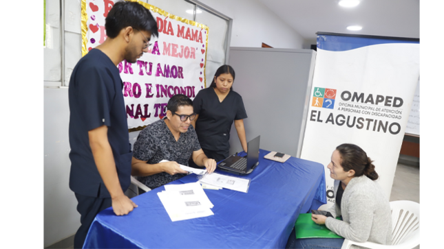 La actividad se desarrolló en coordinación con el Ministerio de Salud y contó con la participación de un médico certificador del Centro de Salud Primavera, quien evaluó a las personas asistentes con el objetivo de que puedan obtener su certificado de discapacidad, requisito indispensable para gestionar posteriormente el carnet del CONADIS.
Asimismo, durante la jornada, se contó con la presencia de un representante del Ministerio de Desarrollo e Inclusión Social (MIDIS), quien brindó una charla informativa sobre los programas sociales Juntos y Contigo, dirigidos a personas con discapacidad, así como los beneficios que estos ofrecen.
Seguiremos trabajando para garantizar los derechos y la atención integral de las personas con discapacidad, promoviendo una sociedad más justa e inclusiva para todas y todos.
