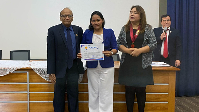 GRELL entrega certificados a docentes de ciencia y tecnología que culminaron curso de actualización en química
