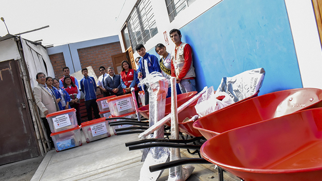 GRELL y Save The Children entregan kits de emergencia en I.E. de Alto Trujillo para fortalecer la respuesta ante riesgos
