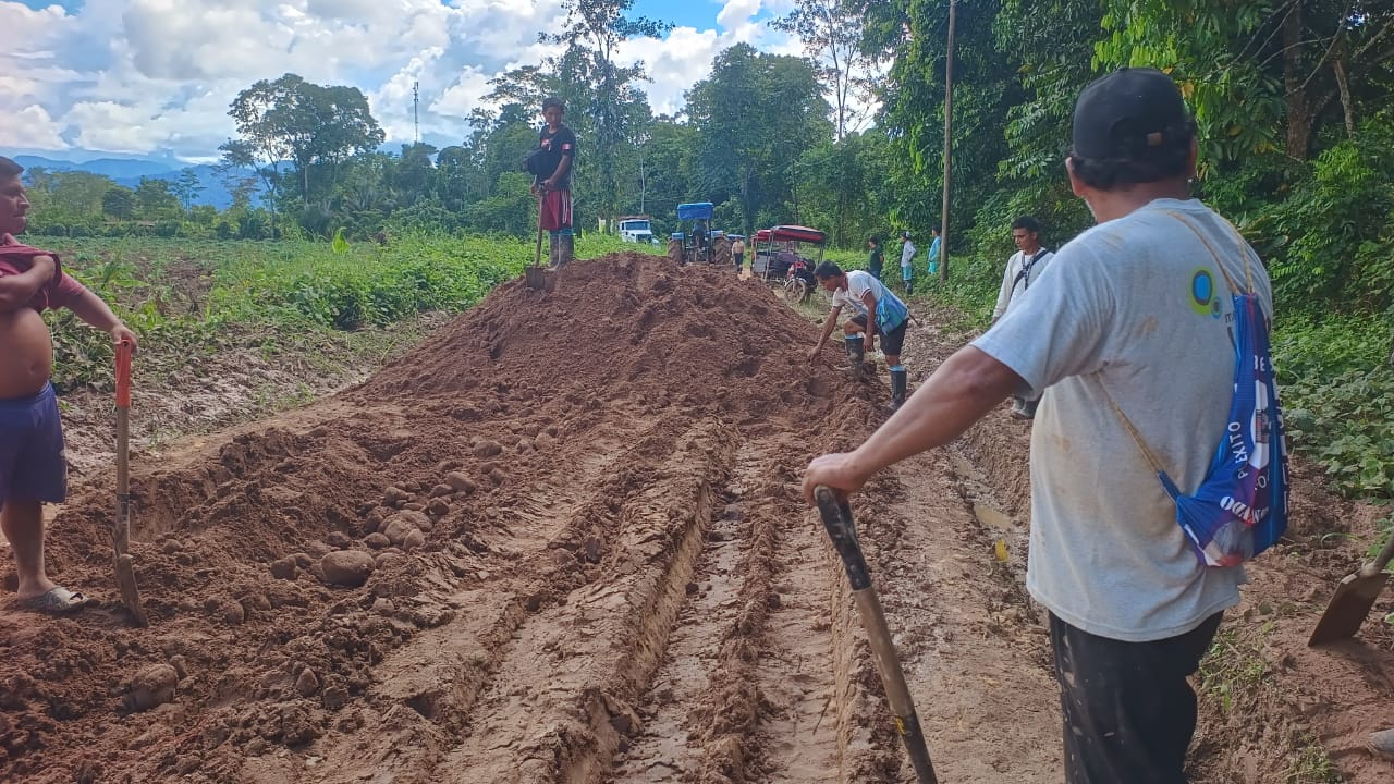 autoridades trabajando por el bienestar de su trocha