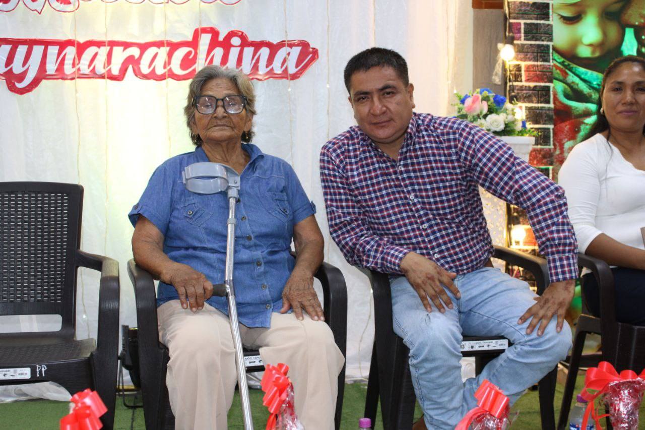 el alcalde al lado de una mamita disfrutando la actividad de las madres
