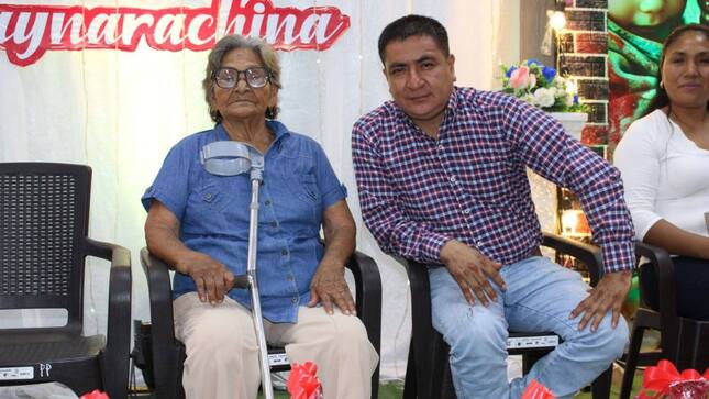 el alcalde al lado de una mamita disfrutando la actividad de las madres