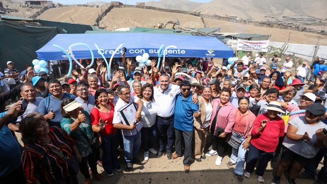 Se entregaron los planos para el agua, alcantarillado, pistas y veredas, mejorando la vida de familias ventanillenses 🚧🌍.