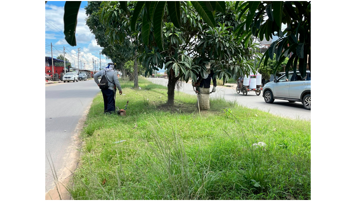 Trabajos de desmalezado y deshierbe en la Av. VΓa de Evitamiento.