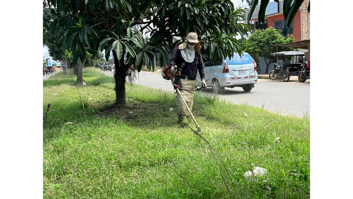 Trabajos de desmalezado y deshierbe en la Av. VΓa de Evitamiento.