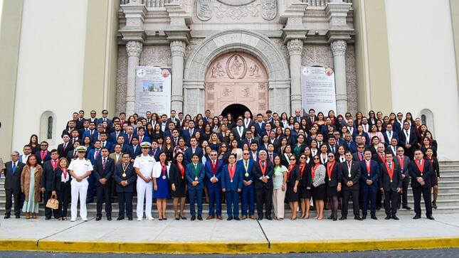 Regidora en compañia de las demás autoridades 
