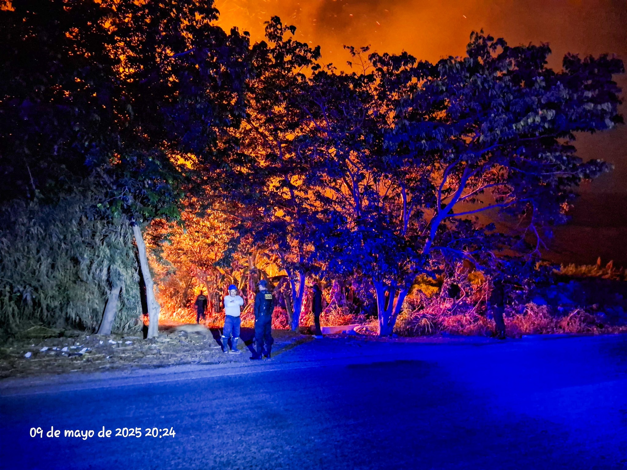 personal llegando al lugar del incendio