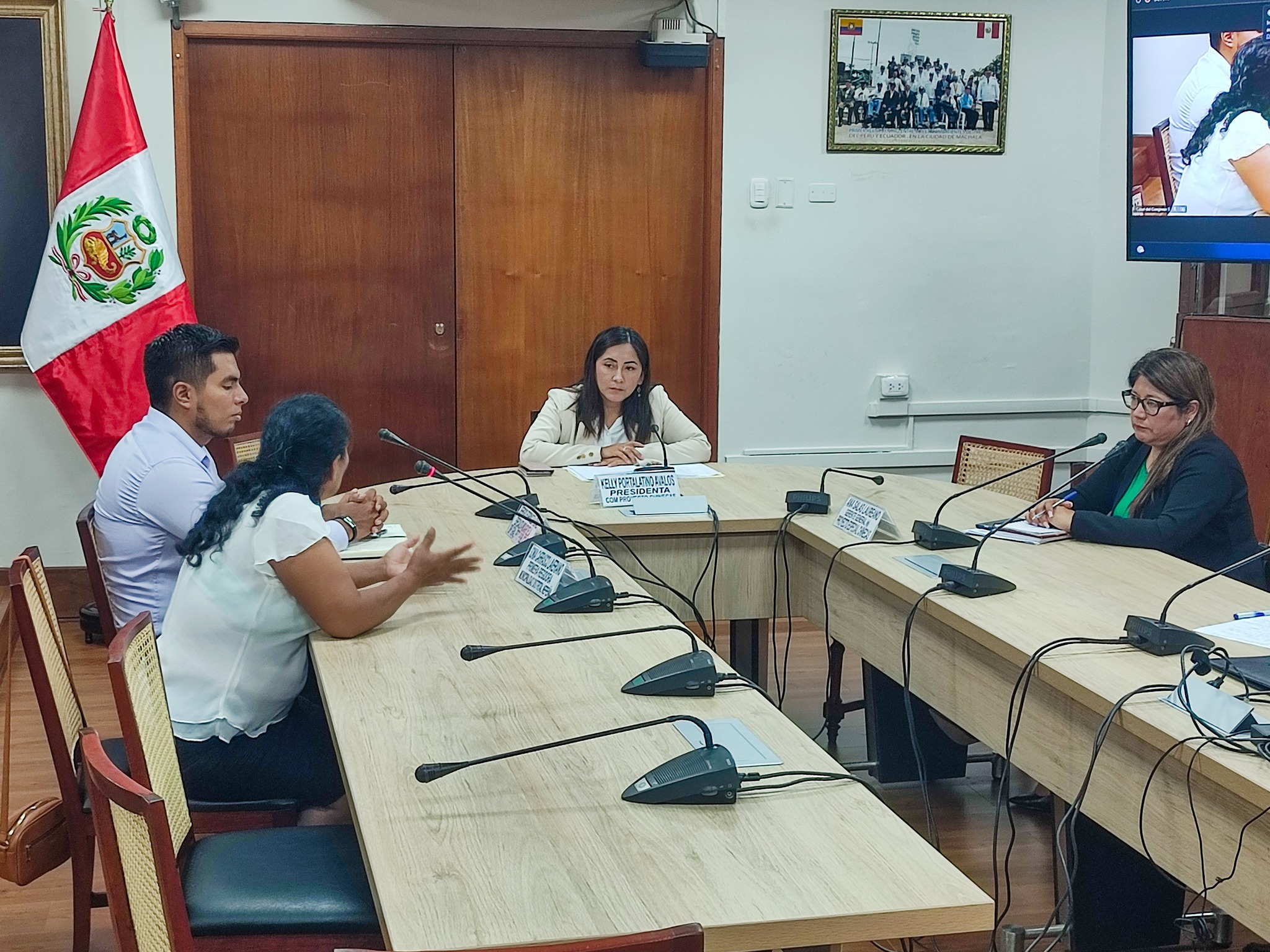 autoridades en reunión