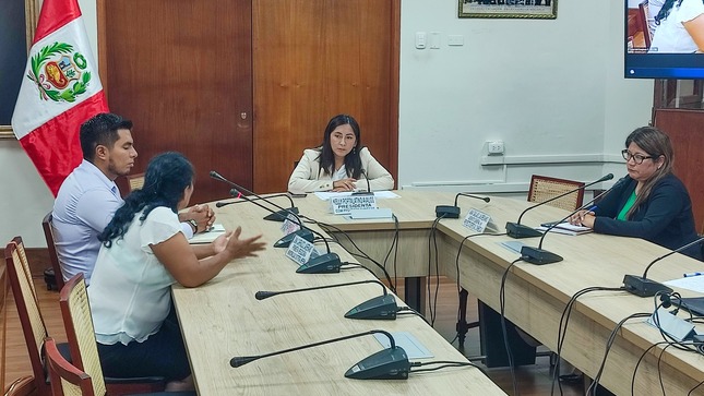 autoridades en reunión 