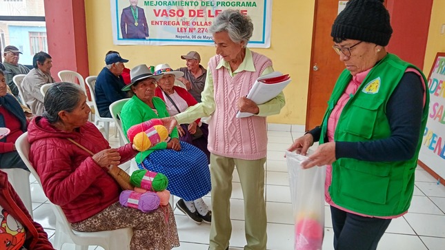 adultos mayores en el taller