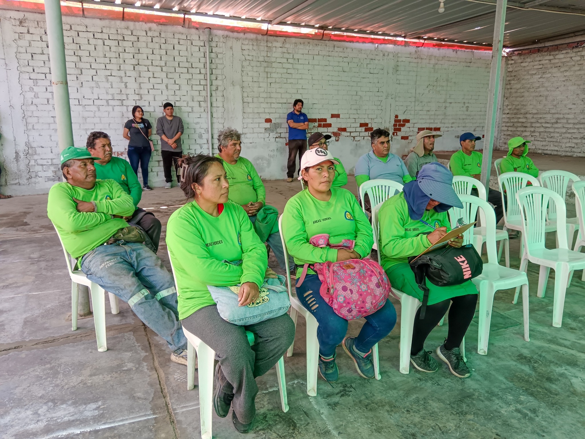 personal reunido en la charla
