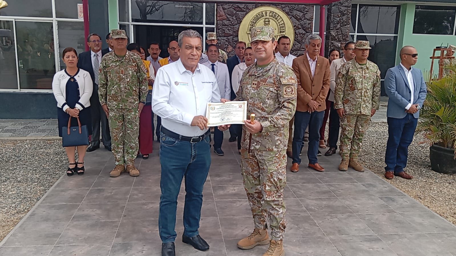 Ejército reconoce al alcalde Marlem Mogollón por su compromiso con Sullana