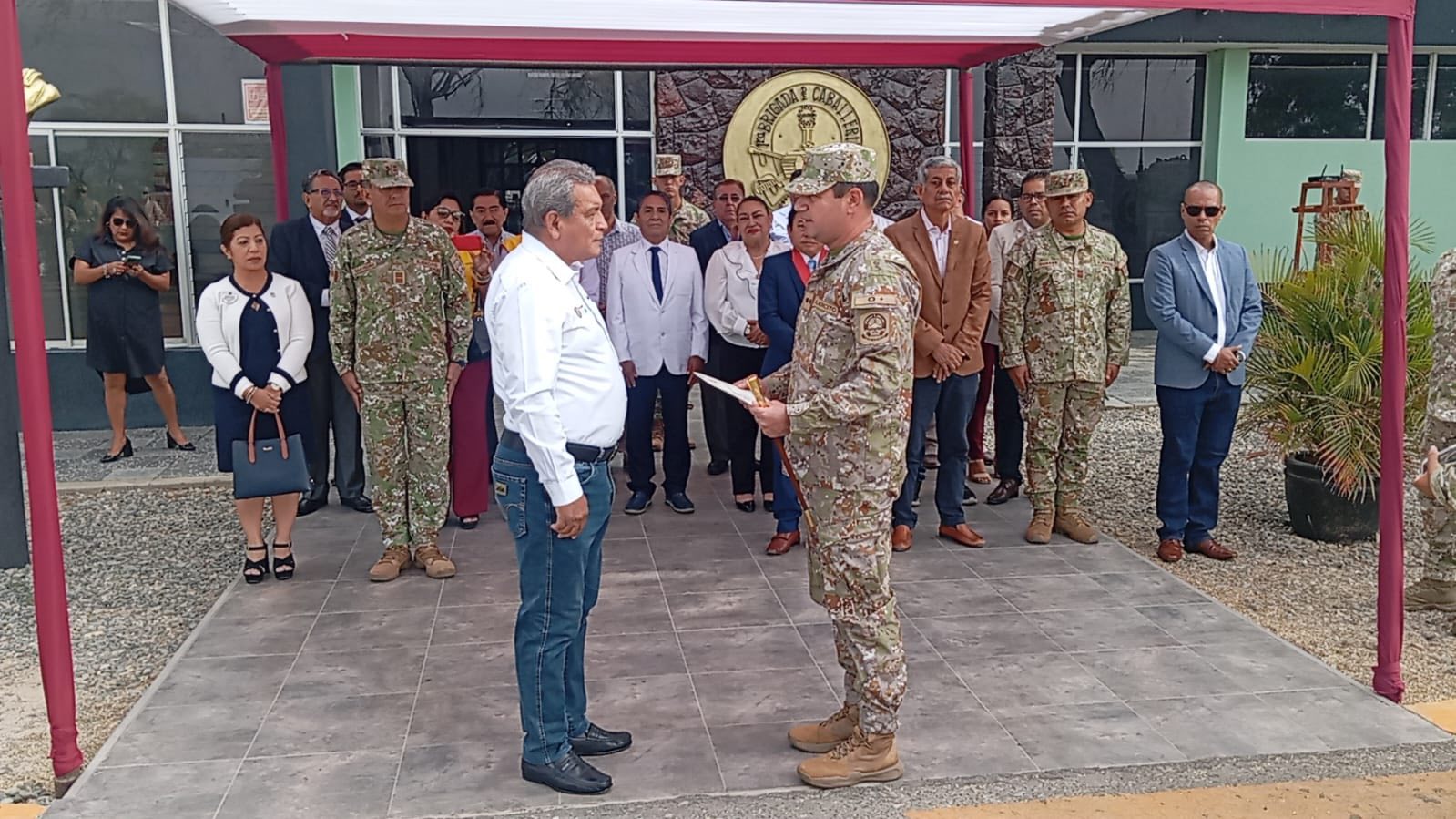 Ejército reconoce al alcalde Marlem Mogollón por su compromiso con Sullana