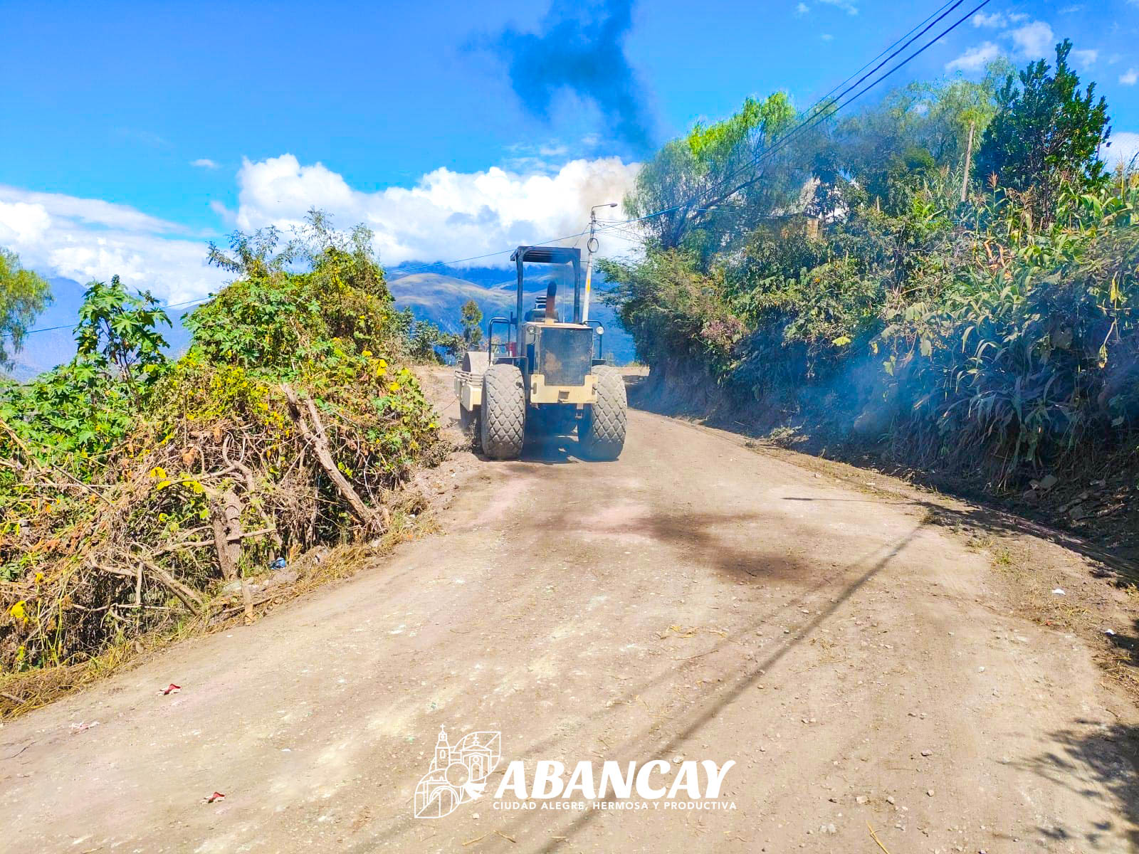 🚜 👷♂️¡Caminos Que Unen! Mpa Ejecuta Trabajos En 7.9 Kilómetros De Vías Rurales Entre Casinchihua, Mishca Y Pichirhua. 🚧🌄