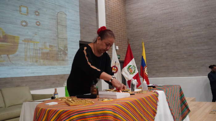 |Organizan clase magistral en Bogotá con artesana peruana Magaly Luzalde