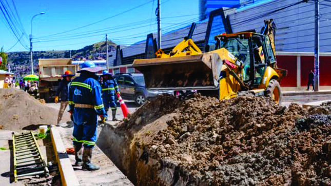 Emsapuno ejecuta trabajos de renovación de tuberías de aguas residuales en la Av. Sesquicentenario