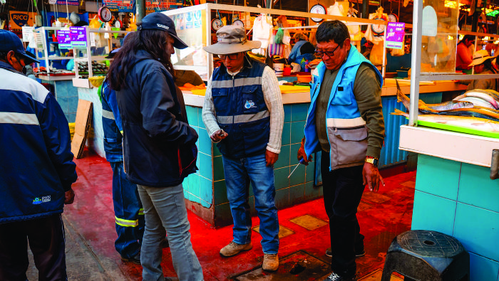 Rehabilitan más de 50 conexiones se servicio de agua potable y alcantarillado sanitario en el mercado Unión y Dignidad de la ciudad de Puno
