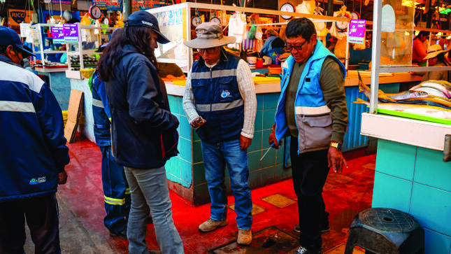 Rehabilitan más de 50 conexiones se servicio de agua potable y alcantarillado sanitario en el mercado Unión y Dignidad de la ciudad de Puno
