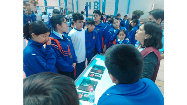 Este importante evento se desarrolló en el colegio Héroes de la Breña y contó con la participación de la Directora de la Institución  Educativa, Luz Marlene Carita Chambi y de todos los integrantes de la IDC comprometidos con la protección de la familia, quienes brindaron información en base a la Ley 30364, conocida como la Ley para Prevenir, Sancionar y Erradicar la Violencia contra las Mujeres y los Integrantes del Grupo Familiar.
Mediante stands informativos, charlas y dinámicas, se abordaron temas como los tipos de violencia, sus consecuencias y los canales de denuncia, en el marco de la Ley 30364, que protege a mujeres y grupos familiares. Además, se realizaron encuestas a los estudiantes para conocer su percepción sobre el tema y reforzar las estrategias preventivas.
Con esta feria, la Municipalidad de El Agustino reafirma su compromiso con una juventud informada, empoderada y libre de violencia.